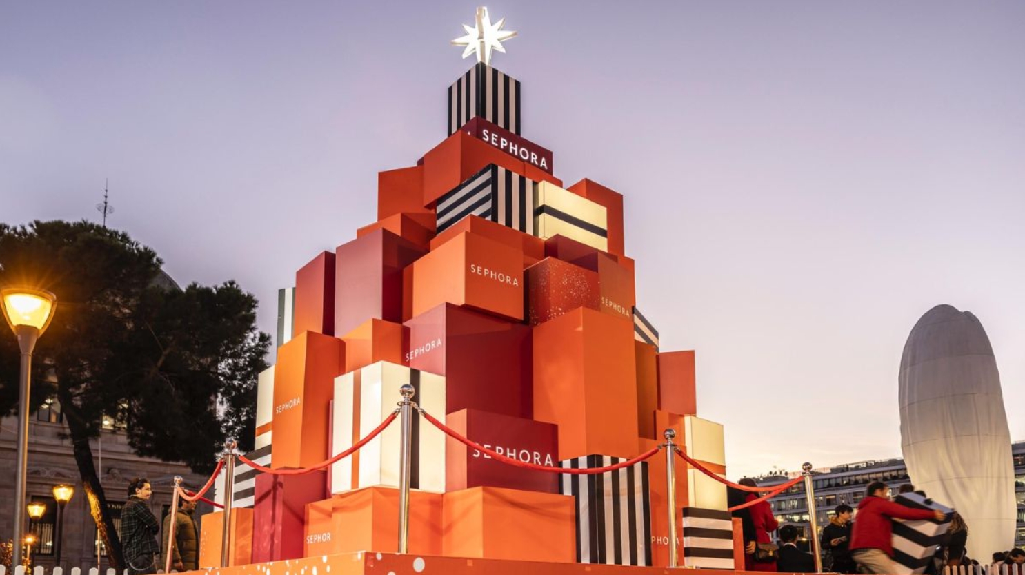 SEPHORA Reinventa la Navidad con su Árbol Futurista en Madrid